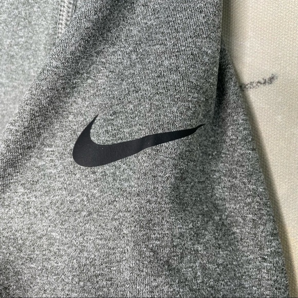 𝅺nike Dri Fit Long Sleeve Thumb Hole Shirt - Picture 3 of 6